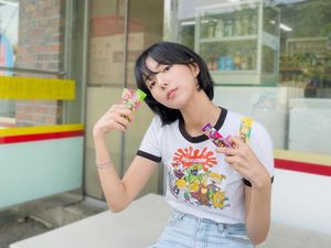 Pose Cantik Chae Soo Bin Sweet and Sour Saat Piknik dan Ngemil Permen