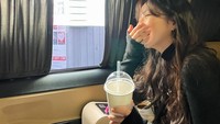 Saat sedang menikmati segelas es kopi, Soobin juga pernah mengabadikan momennya itu. Tampaknya ia sedang menuju ke sebuah perjalanan. Foto: Instagram @soobinms