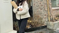Chae Soo Bin juga sering mengunjungi restoran dan kafe cantik di Korea Selatan. Seperti momennya ini, ia habis berkunjung ke bakery dan membeli beberapa potong roti. Foto: Instagram @soobinms