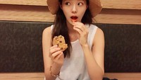 Berpose lucu dengan sepotong chocochip cookies, begini santainya Chae Soobins saat menikmati musim panas di Korea. Foto: Instagram @soobinms
