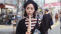 Soobin tampak kulineran di pusat turis Korea Selatan. Ia pun membeli satu cone es krim cokelat yang creamy. Foto: Instagram @soobinms
