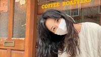 Ke kafe cantik di Korea, Soobin tak hanya menikmati secangkir kopi hangat tapi juga berpose di sana. Foto: Instagram @soobinms