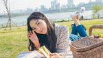 Pose Cantik Chae Soo Bin Sweet and Sour Saat Piknik dan Ngemil Permen