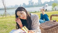 Momen kulinernya banyak dibagikan di akun Intagram pribadinya @soobinms. Seperti pose cantiknya saat sedang piknik di Sungai Han ini. Foto: Instagram @soobinms