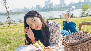 Artis Korea tercantik 2025 selanjutnya adalah Chae Soo Bin yang lagi bersinar berkat perannya di When the Phone Rings. Foto: Instagram @soobinms