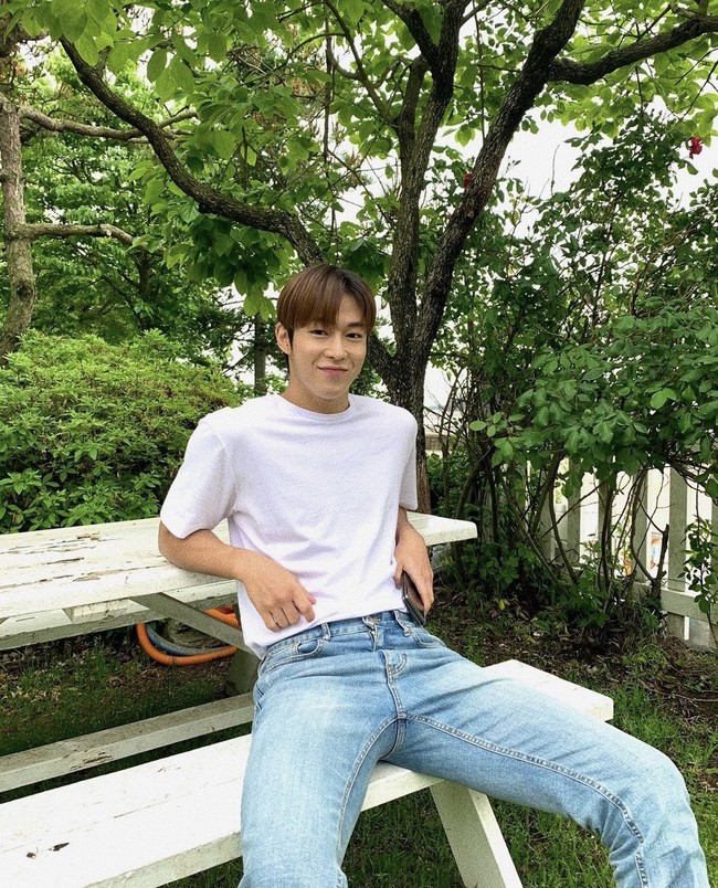 Nyatanya, Doom at Your Service menandai debut Dawon di televisi. Ia berperan sebagai Tak Sun Kyung, adik Park Bo Young yang mulai menaruh perhatian saat tahu kakaknya sakit keras. Foto: dok. Instagram dwww_w_