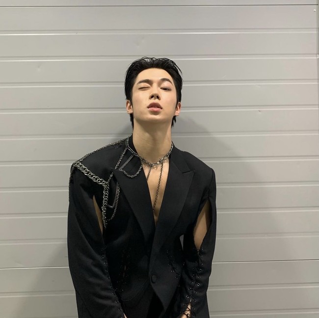 Idol berumur 25 tahun ini memulai debut aktingnya bersama personel SF9 lewat drama Korea Neoz School. Ia kemudian membintangi Click Your Heart bersama Rowoon dan Chani. Foto: dok. Instagram dwww_w_