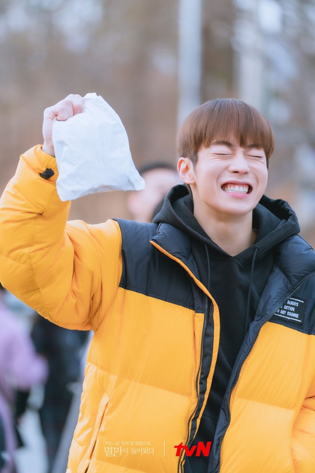 Baru-baru ini, Dawon SF9 menjadi perbincangan hangat di jagat Twitter. Banyak yang tak mengira bintang Doom at Your Service itu mengawali kariernya sebagai idol KPop. Foto: dok. tvN