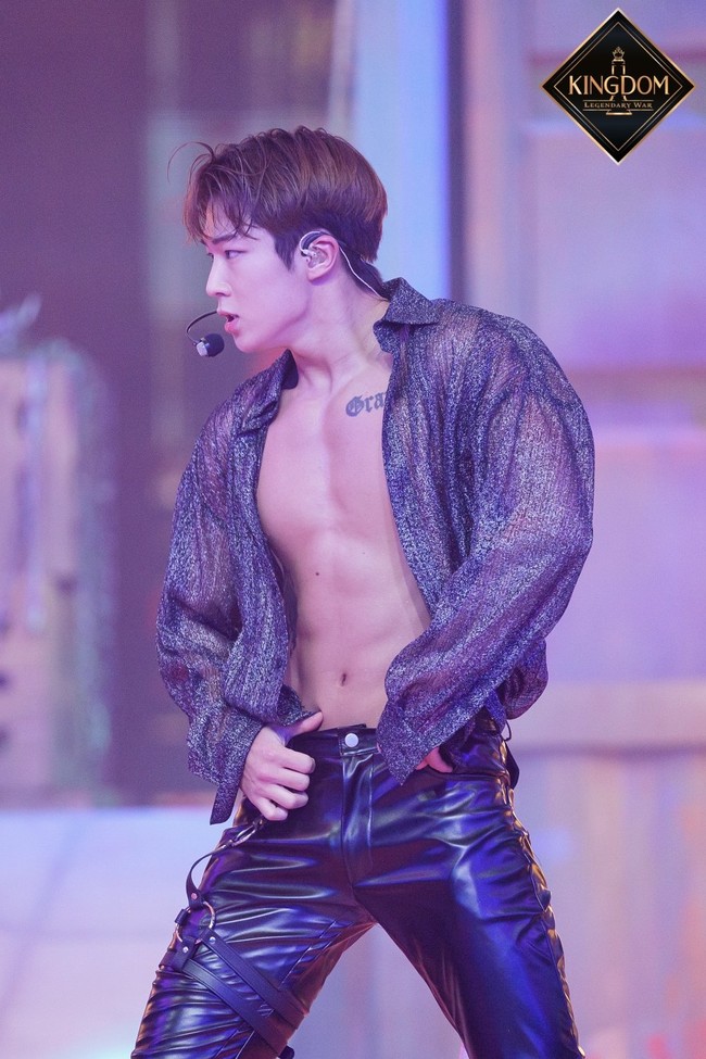 Netizen dibuat kaget saat tahu penampilan Dawon SF9 di atas panggung. Terlebih, beberapa waktu lalu, ia tampil telanjang dada saat tampil di acara Kingdom: Legendary War. Foto: dok. Mnet