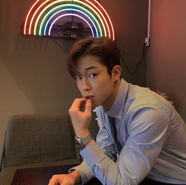 Dawon sendiri lahir pada 24 Juli 1995 dengan nama Lee Sang Hyuk. Ia lebih dikenal dengan nama panggungnya sejak debut sebagai sub vokalis grup SF9 pada 2016 silam. Foto: dok. Instagram dwww_w_