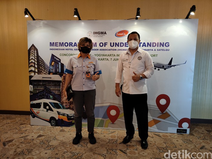 Direktur Utama SatelQu, Florentina Hermawati Endah Setyorini (kiri) bersama Ketua IHGMA Yogyakarta Haryadi Baiin, usai penandatanganan MoU di Concordia Lounge YIA, Kulon Progo, DIY, Senin (7/6/2021).