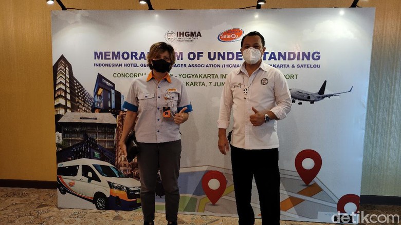 Direktur Utama SatelQu, Florentina Hermawati Endah Setyorini (kiri) bersama Ketua IHGMA Yogyakarta Haryadi Baiin, usai penandatanganan MoU di Concordia Lounge YIA, Kulon Progo, DIY, Senin (7/6/2021). Direktur Utama SatelQu, Florentina Hermawati Endah Setyorini (kiri) bersama Ketua IHGMA Yogyakarta Haryadi Baiin, usai penandatanganan MoU di Concordia Lounge YIA, Kulon Progo, DIY, Senin (7/6/2021).