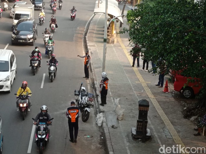 Dishub tertibkan trotoar di dekat Halte Kayu Putih, Rawasari, Jakarta Pusat, 7 Juni 2021 sore. (Wilda HN/detikcom)