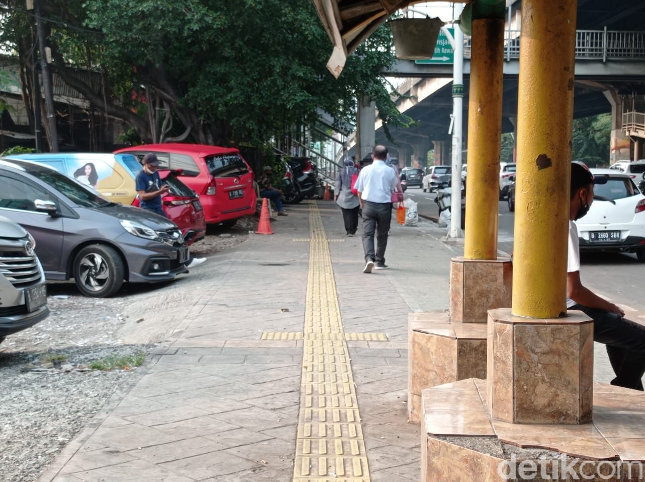 Dishub tertibkan trotoar di dekat Halte Kayu Putih, Rawasari, Jakarta Pusat, 7 Juni 2021 sore. (Wilda HN/detikcom)
