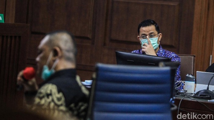 Eks Mensos Juliari Batubara Jalani Sidang Lanjutan Terdakwa korupsi, mantan Menteri Sosial Juliari Peter Batubara menyimak keterangan saksi Matheus Joko Santoso (MJS) dalam sidang lanjutan di Pengadilan Tipikor di PN Jakarta Pusat, Senin (7/6/2021).