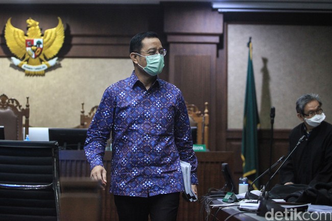 Dalam Undang-undang Nomor 8 Tahun 1981 tentang Hukum Acara Pidana (KUHAP), tak ada aturan spesifik tata cara berpakaian terdakwa saat sidang. Pengadilan Negeri hanya mengimbau harus berpakaian sopan. Salah satunya dengan kemeja batik. Mantan Menteri Sosial Juliari Batubara juga memilih kemeja batik biru saat sidang kasus dugaan korupsi bansos Corona pada Juni 2021. Foto: Ari Saputra