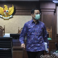 Dalam Undang-undang Nomor 8 Tahun 1981 tentang Hukum Acara Pidana (KUHAP), tak ada aturan spesifik tata cara berpakaian terdakwa saat sidang. Pengadilan Negeri hanya mengimbau harus berpakaian sopan. Salah satunya dengan kemeja batik. Mantan Menteri Sosial Juliari Batubara juga memilih kemeja batik biru saat sidang kasus dugaan korupsi bansos Corona pada Juni 2021. Foto: Ari Saputra