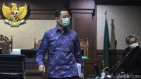 Mantan Menteri Sosial Juliari Peter Batubara saat memasuki ruang persidangan.