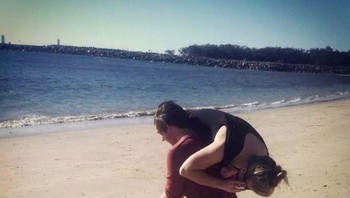 Tangan pria yang seperti kaki milik wanita. Foto: dok reddit.com/confusing_perspective