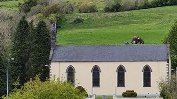 Ada traktor di atas bangunan. Foto: dok reddit.com/confusing_perspective