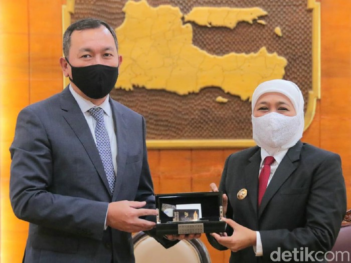 Gubernur Jawa Timur Khofifah Indar Parawansa bertemu dengan Duta Besar Kazakhstan H.E. Daniyar Sarekenov di Gedung Negara Grahadi, Surabaya. Pertemuan ini membahas kerja sama antara Pemprov dengan Kazakhstan terkait komoditas laut khususnya udang.
