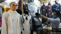 Tidak diberangkatkannya calon jemaah haji ini membuat penjualan perlengkapan dan oleh-oleh khas haji sepi pembeli.