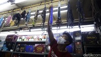 Sejumlah toko perlengkapan dan oleh-oleh khas haji di Pasar Tanah Abang, Jakarta, juga tak luput dari dampak pembatalan tersebut.