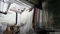 Tidak adanya calon jamaah umroh dan haji tahun ini menjadikan semua perlengkapan haji tidak laku.