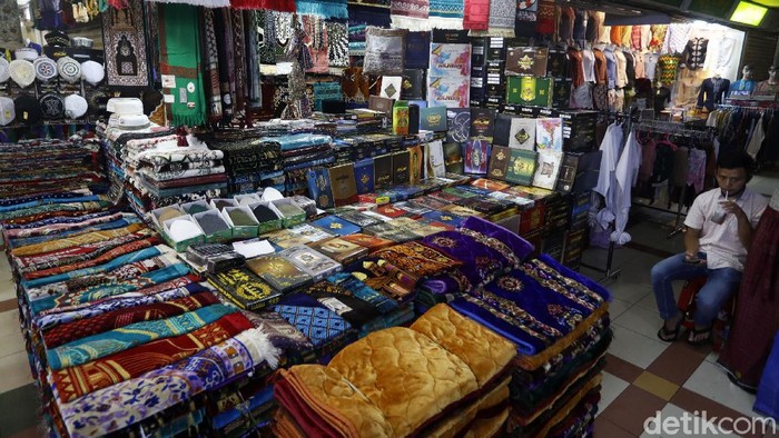 Penundaan pemberangkatan ibadah haji kembali terjadi di tahun 2021. Tidak hanya berdampak pada calon jamaah yang sudah siap berangkat. Sejumlah toko perlengkapan dan oleh-oleh khas haji di Pasar Tanah Abang, Jakarta, juga tak luput dari dampak pembatalan tersebut.