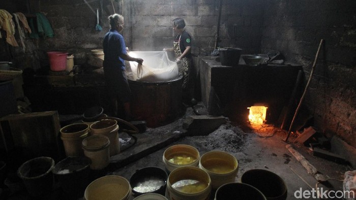 Harga Kedelai Melonjak, Pengrajin Tahu Kurangi Produksi Aktivitas produksi tahu di sentra industri tahu, Margoagung, Seyegan, Sleman, D.I Yogyakarta, Senin (7/6/2021).