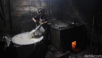 Aktivitas produksi tahu di sentra industri tahu, Margoagung, Seyegan, Sleman, D.I Yogyakarta, Senin (7/6/2021).   