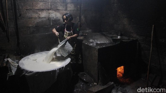 Harga Kedelai Melonjak, Pengrajin Tahu Kurangi Produksi Aktivitas produksi tahu di sentra industri tahu, Margoagung, Seyegan, Sleman, D.I Yogyakarta, Senin (7/6/2021).