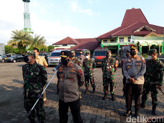 Kapolda Jateng Irjen Pol Ahmad Luthfi bersama Pangdam IV/Diponegoro Mayjen TNI Rudianto memberikan keterangan pers di Asrama Haji Donohudan, Senin (7/6/2021).