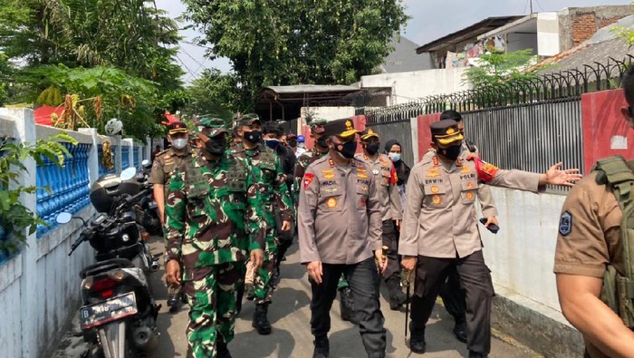 Kapolda Metro Jaya Irjen Fadil Imran saat datang ke Kayu Putih Jaktim (Annisa-detikcom)