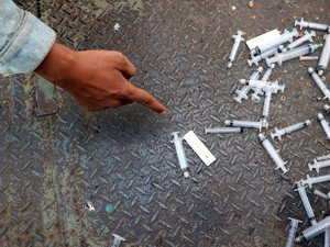 Sampah Berserakan di JPO Kudus Ternyata Alat Rapid Antigen, Punya Siapa?