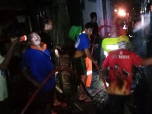 Kebakaran Rumah Kayu di Tuban, Seorang Nenek Pensiunan PNS Tewas Terbakar