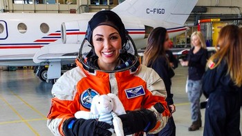 Virgin Galactic bersiap meluncurkan Kellie Gerardi ke antariksa. Penerbangan dijadwalkan berlangsung antara sekitar 60 hingga 75 menit dan keduanya lepas landas dan mendarat kembali di pusat operasi komersial Virgin Galactic, Spaceport America di New Mexico, kata Vice President of Government Affairs Virgin Galactic Sirisha Bandla. Foto: Instagram