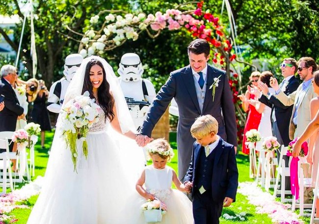 Obsesi Kellie Gerardi dengan luar angkasa juga diwujudkan dengan tema pernikahannya di 2015. Ketika itu, ia berjalan di altar bersama pasukan Storm Troopers dari Star Wars dan undangan bertema NASA. Foto: Instagram @kelliegerardi