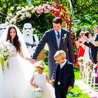 Obsesi Kellie Gerardi dengan luar angkasa juga diwujudkan dengan tema pernikahannya di 2015. Ketika itu, ia berjalan di altar bersama pasukan Storm Troopers dari Star Wars dan undangan bertema NASA. Foto: Instagram @kelliegerardi