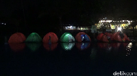 Beberapa wisatawan memuji konsep destinasi wisata Tirtosari. Ada yang mengaku tak pernah menemukan destinasi seperti itu. Kapan lagi bisa kemping di pinggir kolam renang? (Nur Hadi Wicaksono/detikTravel)