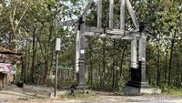 Jarak antara permukiman Komunitas Samin Klopoduwur Blora ke pusat kota sekira 15-20 menit saja. Pintu gerbang Dukuh Karangpace.