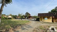Jadi selain Pramoedya Ananta Toer, minyak atau kayu jati, Kabupaten Blora juga lekat dengan komunitas Samin. Paham Samin atau Saminisme ini punya cara unik nan menjengkelkan untuk melawan penjajahan Belanda.
