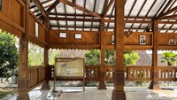 Lantai pendapa pertemuan Komunitas Samin Klopoduwur Blora sudah rusak. Pendapa dan toilet juga pelataran tempat berkumpul Komunitas Samin sudah berumur 11 tahun.