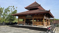 Pendapa pertemuan warga Komunitas Samin Klopoduwur Blora. Ajaran kebatinan Samin Soerosentiko pun diterima masyarakat hingga memiliki pengikut petani sebanyak 5.000 orang hingga tahun 1907. Belanda tak tinggal diam dan menangkapnya lalu diasingkan ke Sawahlunto, Sumatera Barat setahun berikutnya.