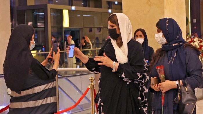 Riyadh menggelar konser musik pertama saat pandemi virus Corona pada 3 Juni 2021. (Photo by Fayez Nureldine / AFP)