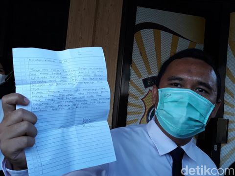 Kuasa hukum Chandra Siagian menunjukkan surat ayah korban takjil sianida untuk pelaku, Senin (7/6/2021).