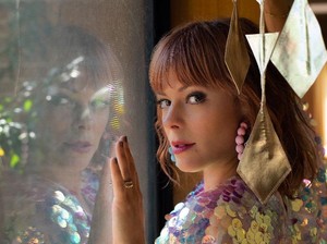 Lenka Berdendang Tentang Harta dan Tahta dalam Ivory Tower