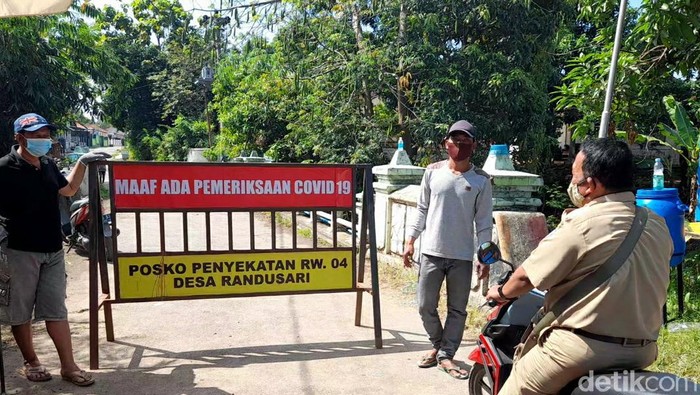Lockdwon di RW 4 Desa Randusari, Kecamatan Pagerbarang, Kabupaten Tegal, Senin (7/6/2021).
