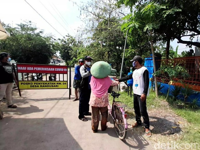 Lockdwon di RW 4 Desa Randusari, Kecamatan Pagerbarang, Kabupaten Tegal, Senin (7/6/2021).