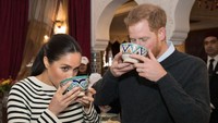 Kekompakan antara Meghan Markle dan Pangeran Happy tersebut juga dapat terlihat pada momen ini. Di mana keduanya sama-sama menyeruput makanan berkuah dari mangkuknya langsung. Foto: Instagram